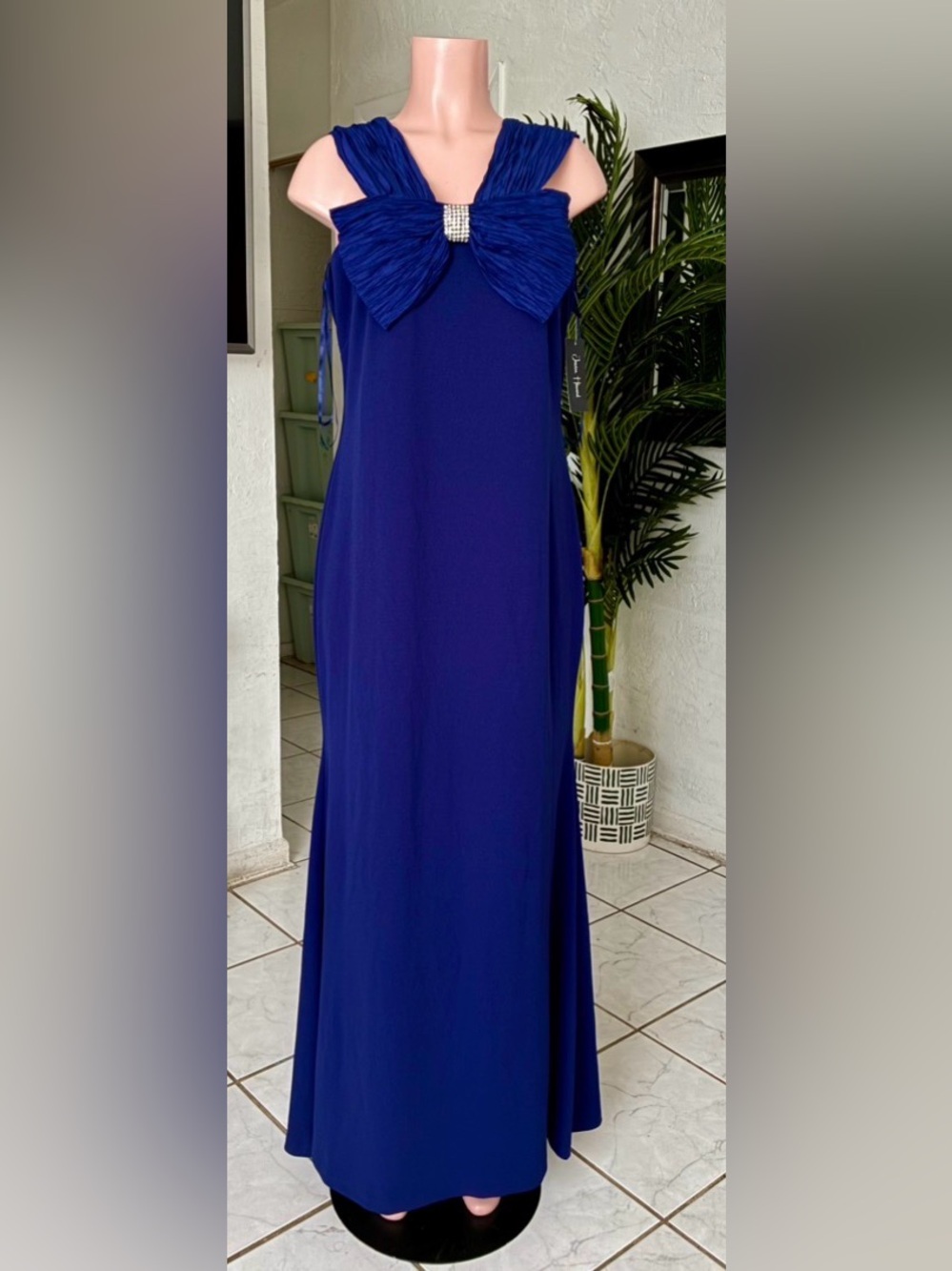 Jessica Howard
Women's V-Neck Sleeveless Bow-Trim Gown